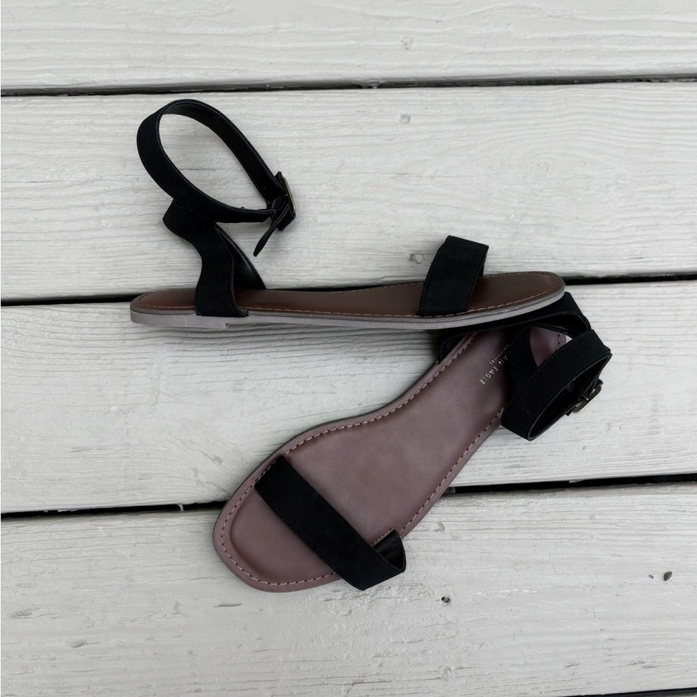 NWOT American Eagle Outfitters Black flat faux leather sandals, Size: 9.5